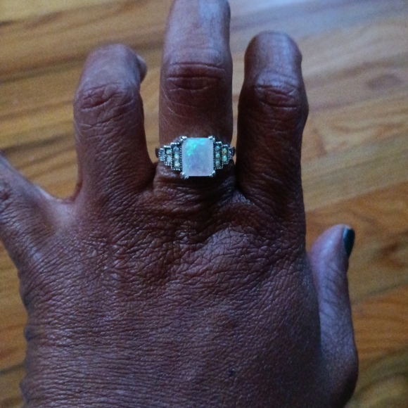 Beautiful ring - Picture 3 of 4